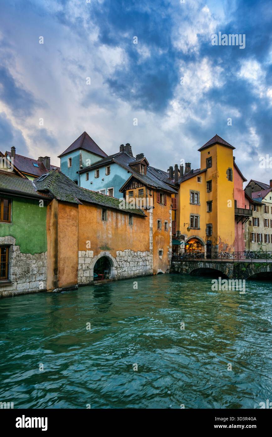 Il canale della città vecchia di Annecy al tramonto in Francia Foto Stock