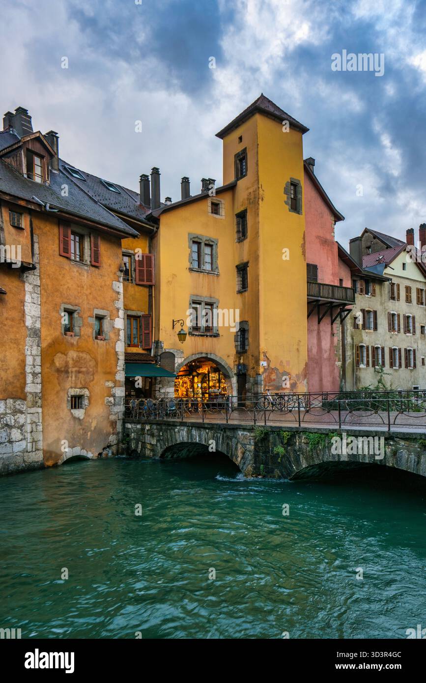 Il canale della città vecchia di Annecy al tramonto in Francia Foto Stock