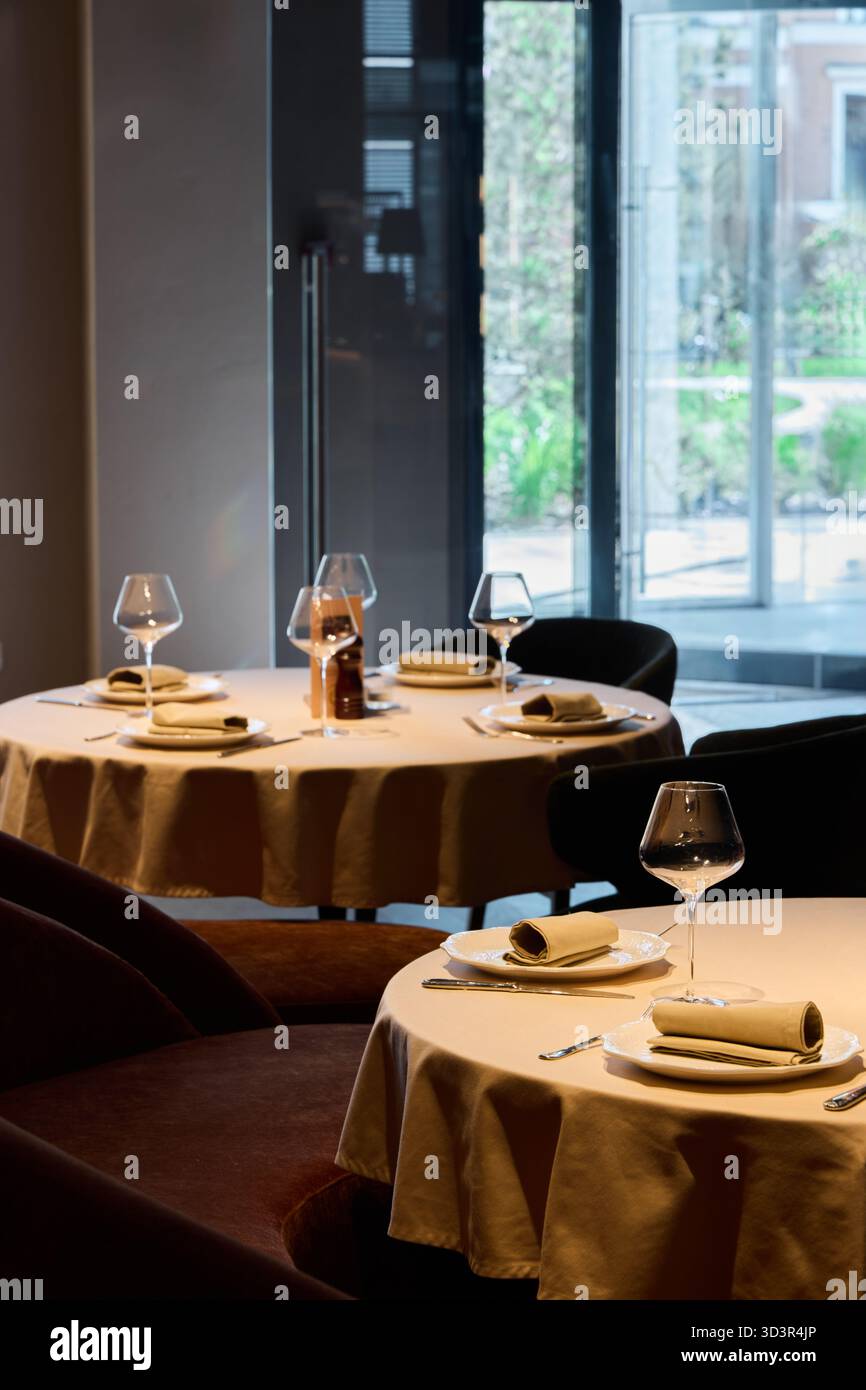 Disposizione elegante in un ristorante moderno durante le ore serali Foto Stock
