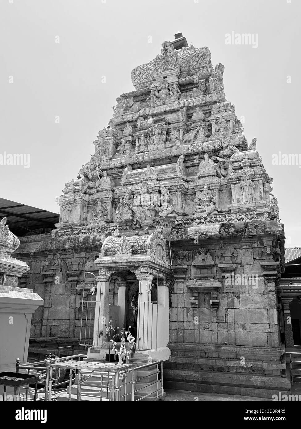 Il tempio indù di Munneshwaram, un antico tempio, esiste dal 1000 d.C. È aperto ai fedeli e ai cittadini. Foto Stock