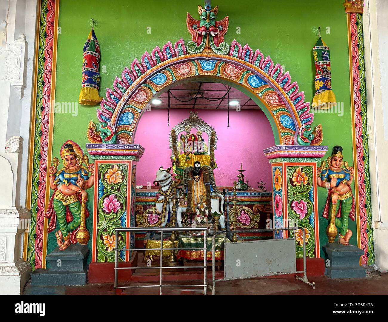 Sri Lanka, 07-10-25, il Tempio indù Munneshwaram dello Sri Lanka è un importante complesso di vari templi, che ospita molte statue decorative colorate Foto Stock