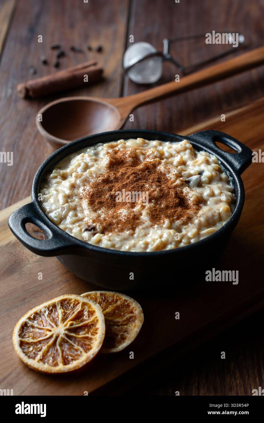 Un delizioso peruviano conservato in un piatto scuro, condito con cannella, che mette in mostra sapori autentici. La ricca consistenza mette in risalto la tradizionale Dea Foto Stock