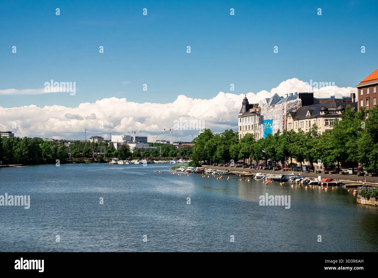 Helsinki, Finlandia - 21 giugno 2015 - Vista panoramica sul fiume in estate con edifici storici e barche. Foto Stock