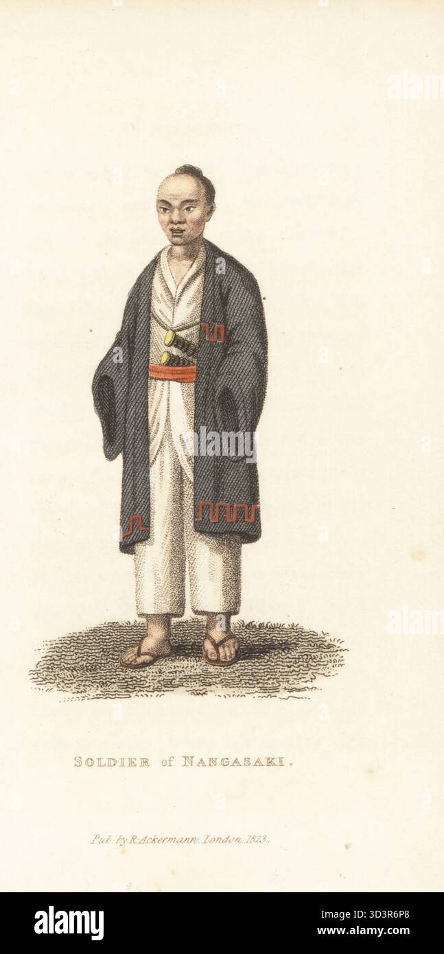 Soldato di Nagasaki, Giappone. In chonmage topknot acconciatura, cappotto haori, camicia e pantaloni, sandali, con due katana (spade) in cintura. Soldato di Nangasaki. Dopo un'illustrazione di Georg Heinrich von Langsdorff. Incisione in rame colorato a mano da The World in miniature di Frederic Shoberl, Giappone, Rudolph Ackermann, Londra, 1823. Foto Stock