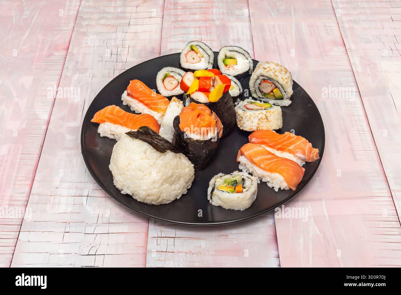 IKA nigiri di calamaro con una fetta sottile di calamaro bianco sul riso con un tocco di wasabi tra gli strati. Foto Stock
