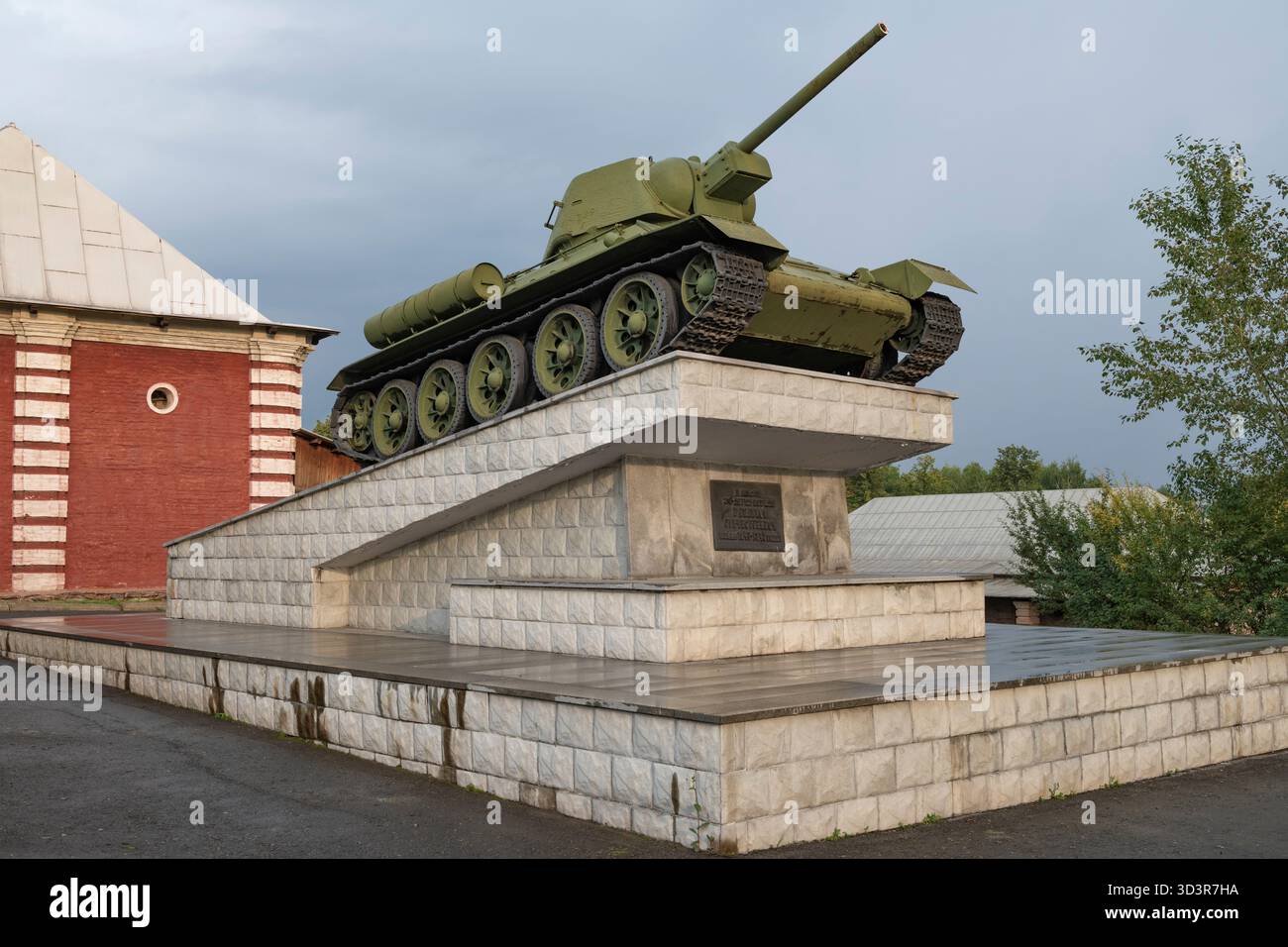 NIZHNY TAGIL, RUSSIA - 20 AGOSTO 2025: Carro armato medio sovietico T-34. Monumento dedicato al 30° anniversario della vittoria nella grande Guerra Patriottica Foto Stock