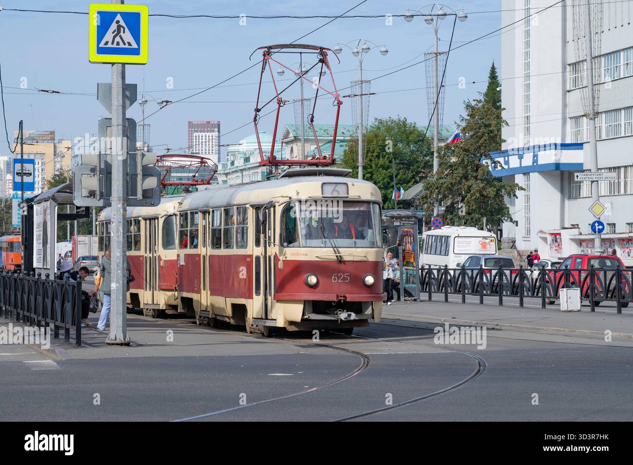 EKATERINBURG, RUSSIA - 22 AGOSTO 2025: Vecchio tram del Tatra T3 No.625 su una strada della città nel pomeriggio di agosto Foto Stock