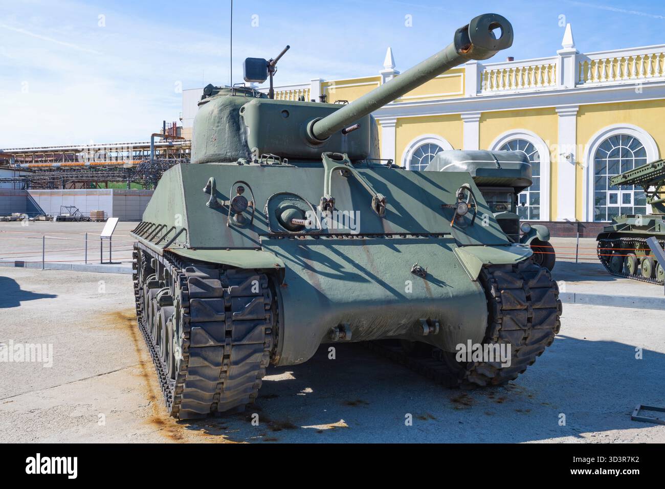 VERKHNYAYA PYSHMA, RUSSIA - 23 AGOSTO 2025: Carro armato americano Sherman M4A2 (76) W HVSS sul territorio del complesso museale UMMC in una giornata di sole. Verkhny Foto Stock