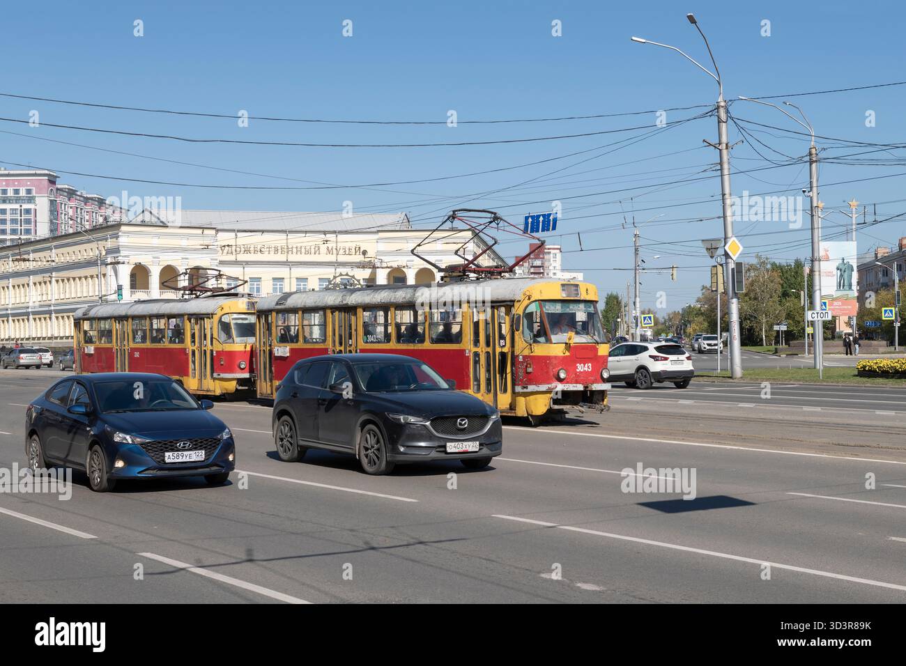 BARNAUL, RUSSIA - 16 SETTEMBRE 2025: Vecchio tram del Tatra T3SU in traffico in un giorno di settembre soleggiato. Piazza di ottobre Foto Stock