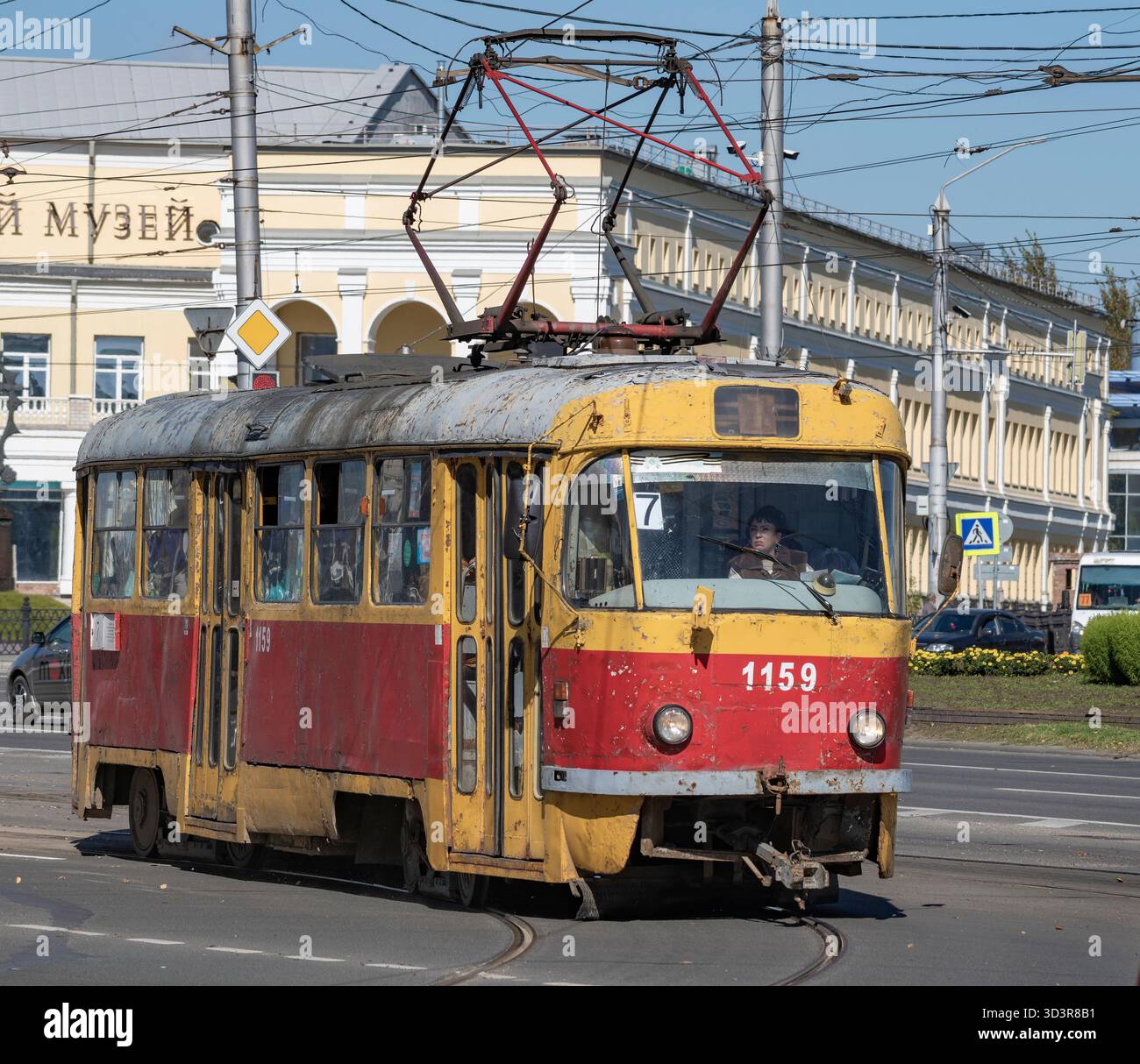 BARNAUL, RUSSIA - 16 SETTEMBRE 2025: Vecchio tram del Tatra T3 da vicino in una giornata di sole Foto Stock