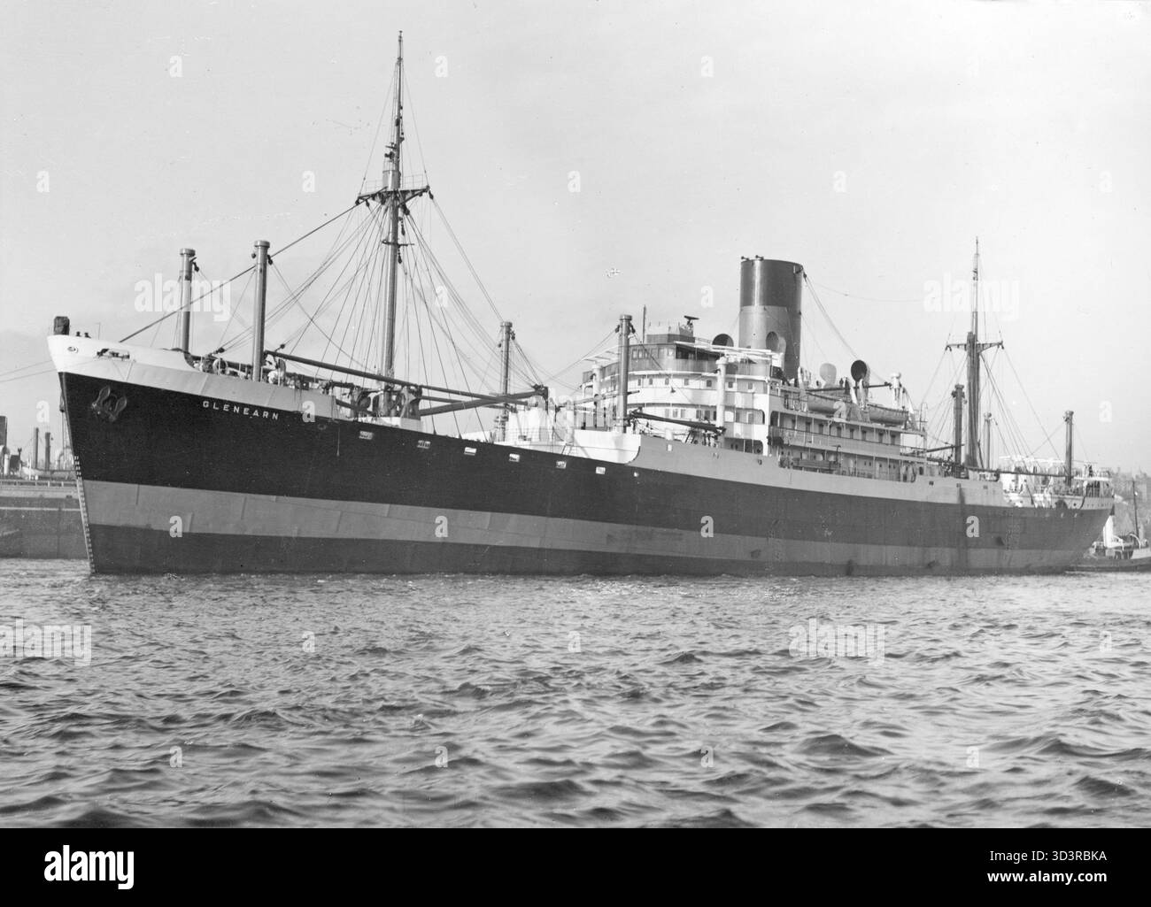 Glenearn, cargo liner, costruito nel 1938. Requisita dall'Ammiragliato ottobre 1939. Ha preso servizio il D Day, trasportando 1500 soldati alla volta attraverso il canale. In seguito servì in Estremo Oriente e in altre aree. Nel 1946 è stato rilasciato ai proprietari e convertito per il servizio regolare. Venduto per rottami e bnroken up nel 1970. Questa fotografia risale al novembre 1947 e probabilmente è stata scattata nella zona di South Shields. Foto di J H Cleet di South Shields. Foto Stock