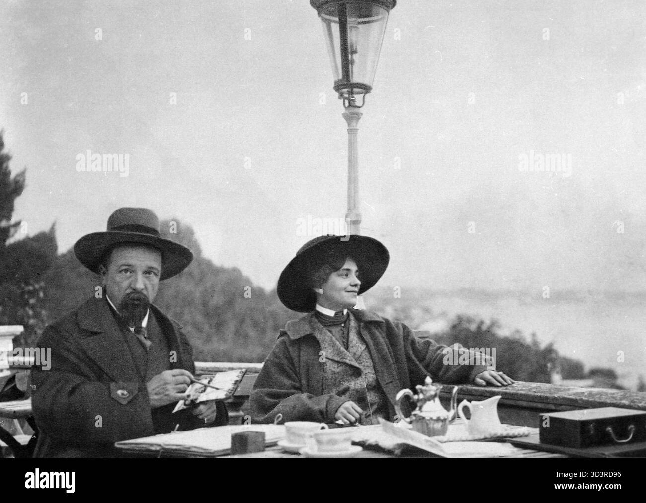 Artisti francesi Paul Signac e Jeanne Selmersheim-Desgrange ad Antibes, Francia 1913 Foto Stock