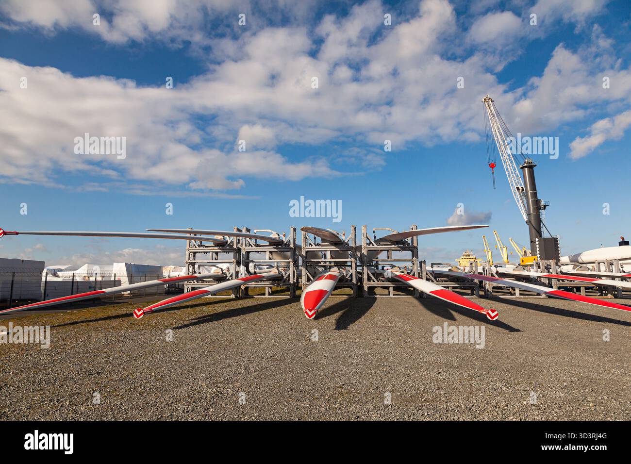 Stoccaggio costiero di pale per turbine eoliche. Immagazzinamento di parti di generatori eolici. Foto Stock
