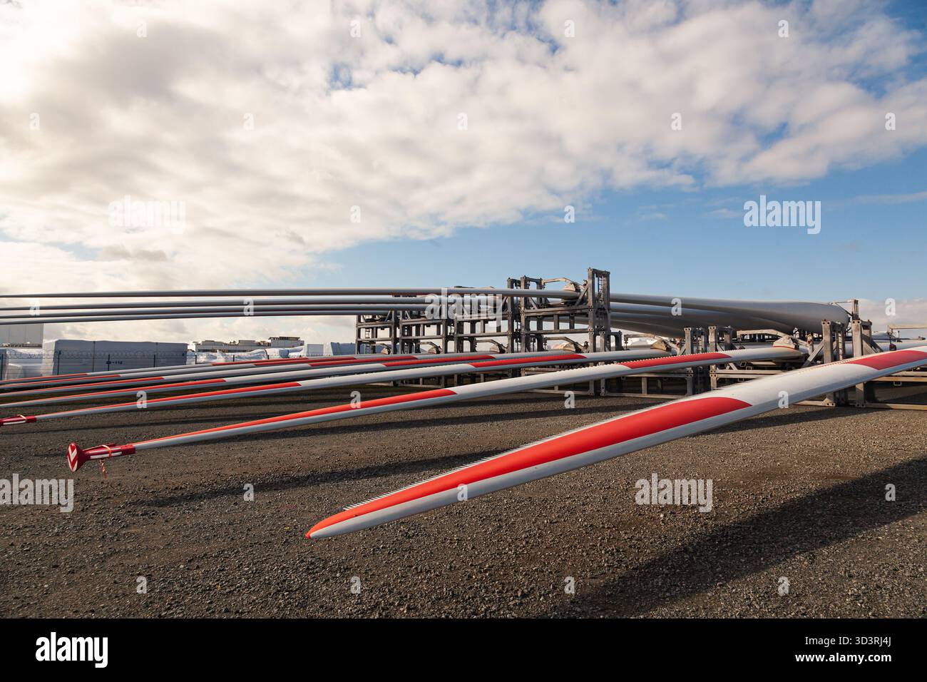 Stoccaggio costiero di pale per turbine eoliche. Immagazzinamento di parti di generatori eolici. Foto Stock