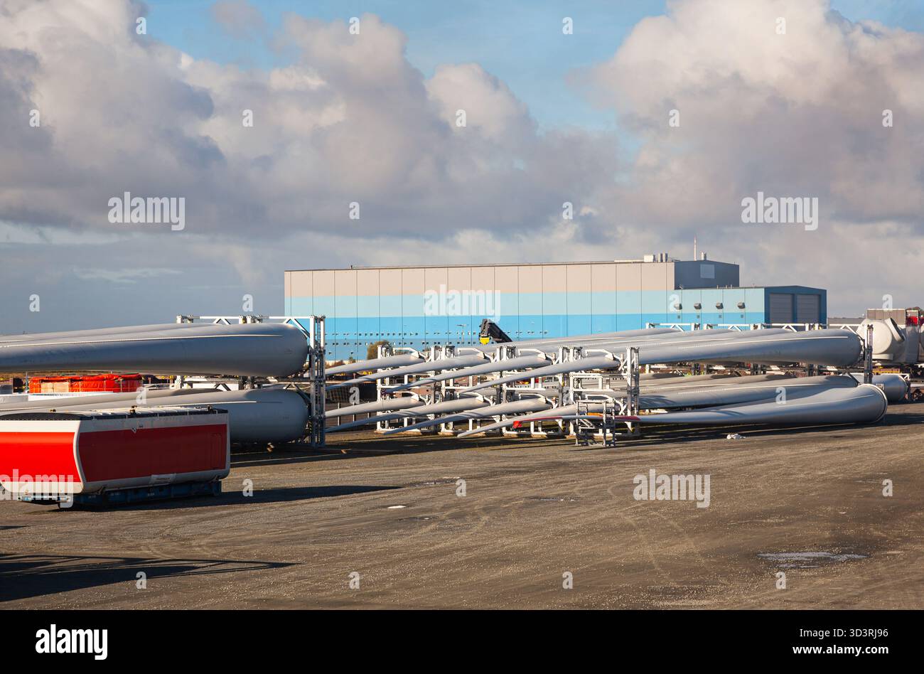 Stoccaggio costiero di pale per turbine eoliche. Immagazzinamento di parti di generatori eolici. Foto Stock