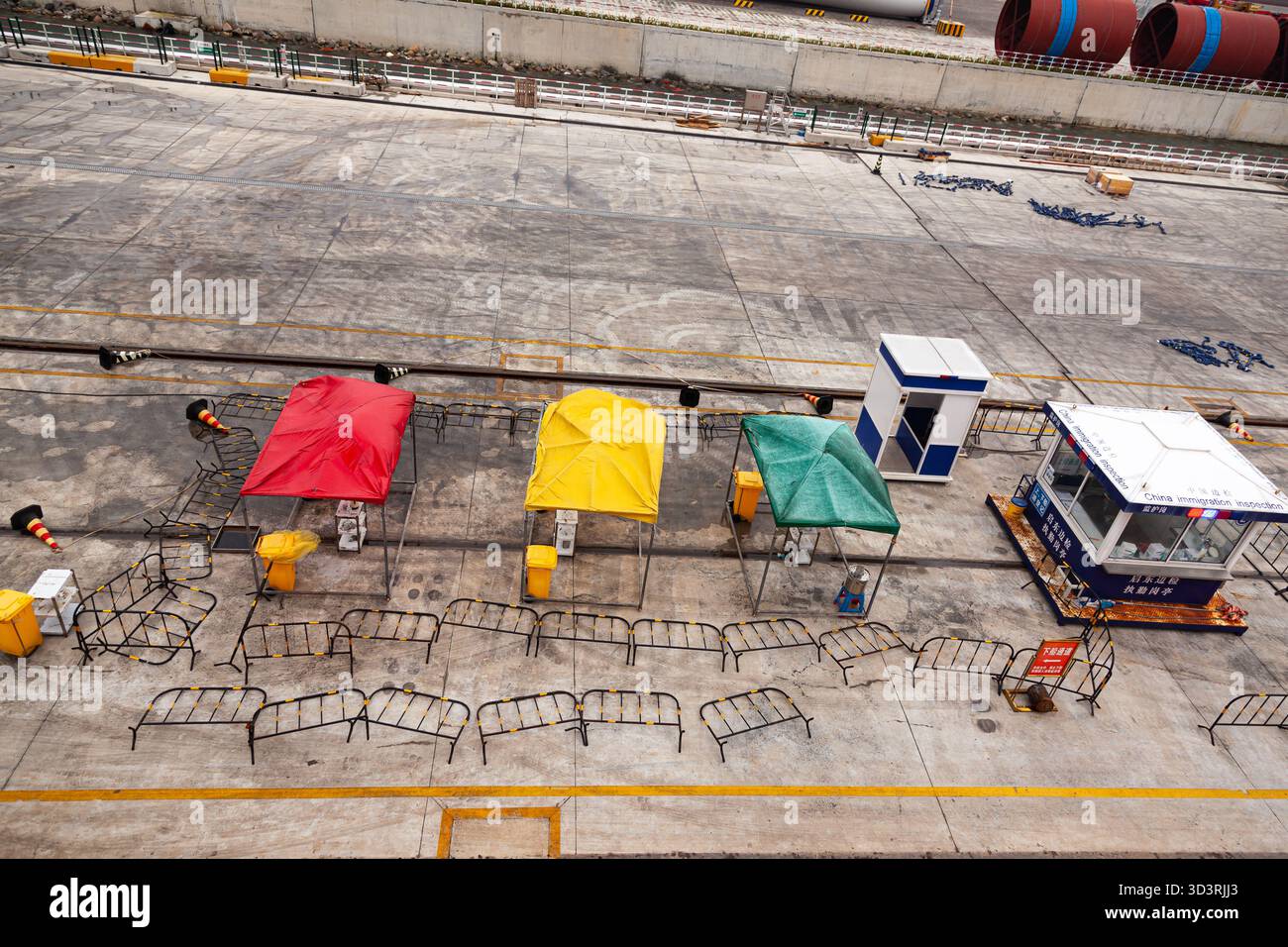 Ispezione dell'immigrazione cinese al porto marittimo. Zona portuale di Nantong in Cina, con tre zone di sicurezza per il coronavirus (COVID-19): Rosso, giallo e verde. Foto Stock