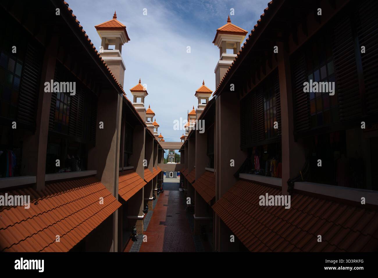Un'architettura di mercato in stile islamico a Kuala Terengganu, Malesia, che mescola design malese e moresco con un forte fascino culturale e di viaggio. Foto Stock