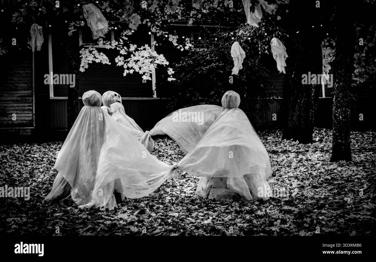 Fantasmi danzanti di Halloween in un parco di Tammisaari, Finlandia Foto Stock