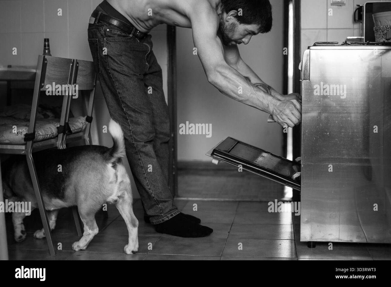 Uomo e cane in cucina Foto Stock