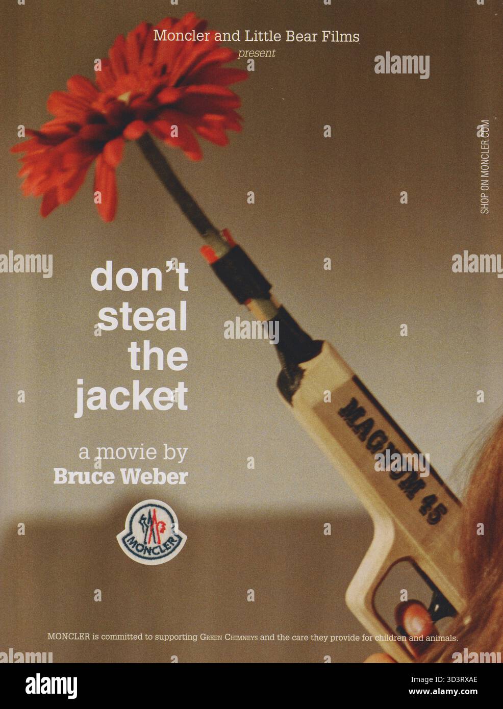 Poster pubblicitario Moncler su rivista cartacea del 2011, pubblicità, pubblicitario creativo Moncler 2010s Foto Stock