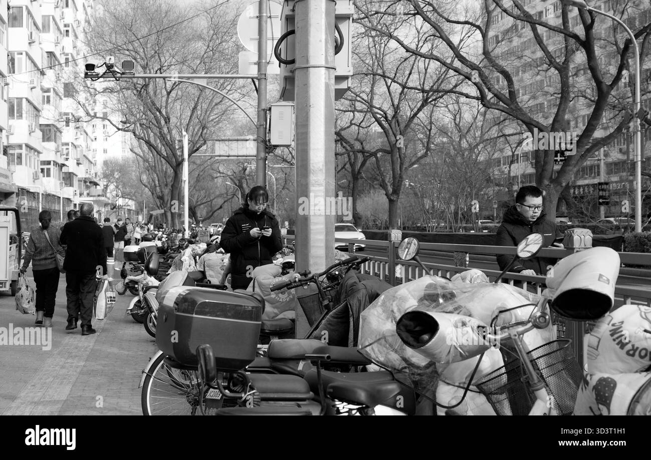 Foto in bianco e nero di una strada trafficata di Pechino in una fredda giornata invernale Foto Stock