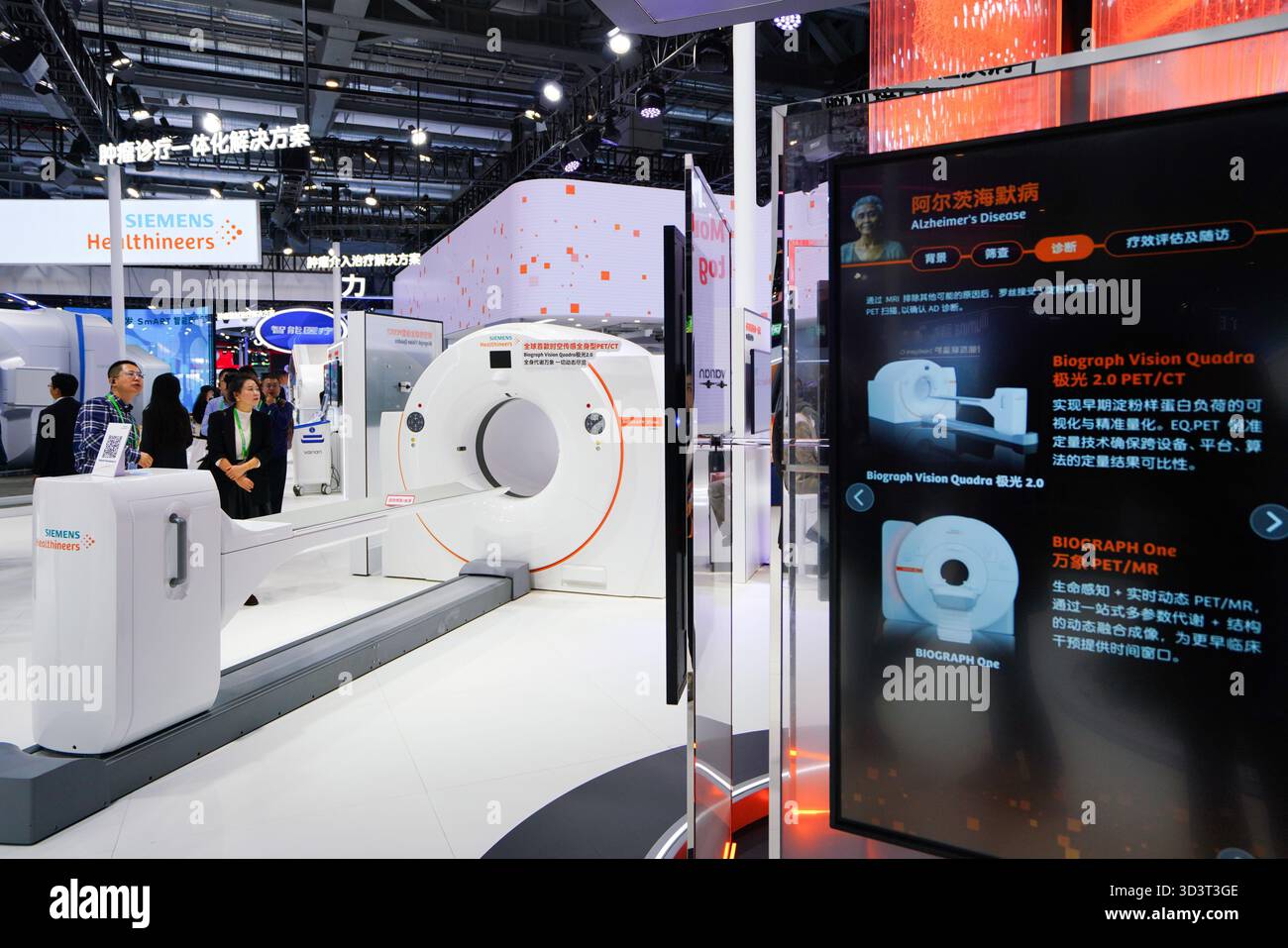 (251107) -- SHANGHAI, 7 novembre 2025 (Xinhua) -- questa foto mostra lo stand di Siemens presso l'area espositiva Medical Equipment & Healthcare Products durante l'ottava China International Import Expo (CIIE) a Shanghai, 7 novembre 2025. All'ottavo CIIE, una gamma di prodotti e servizi per la salute per gli anziani è stata presentata in diverse aree espositive. Le esposizioni riguardavano diversi settori, come gli ausili per la riabilitazione, i prodotti adatti agli anziani e il ripristino del sonno, con l'obiettivo di soddisfare le esigenze pratiche della popolazione anziana. (Xinhua/fan Yuqing) Foto Stock