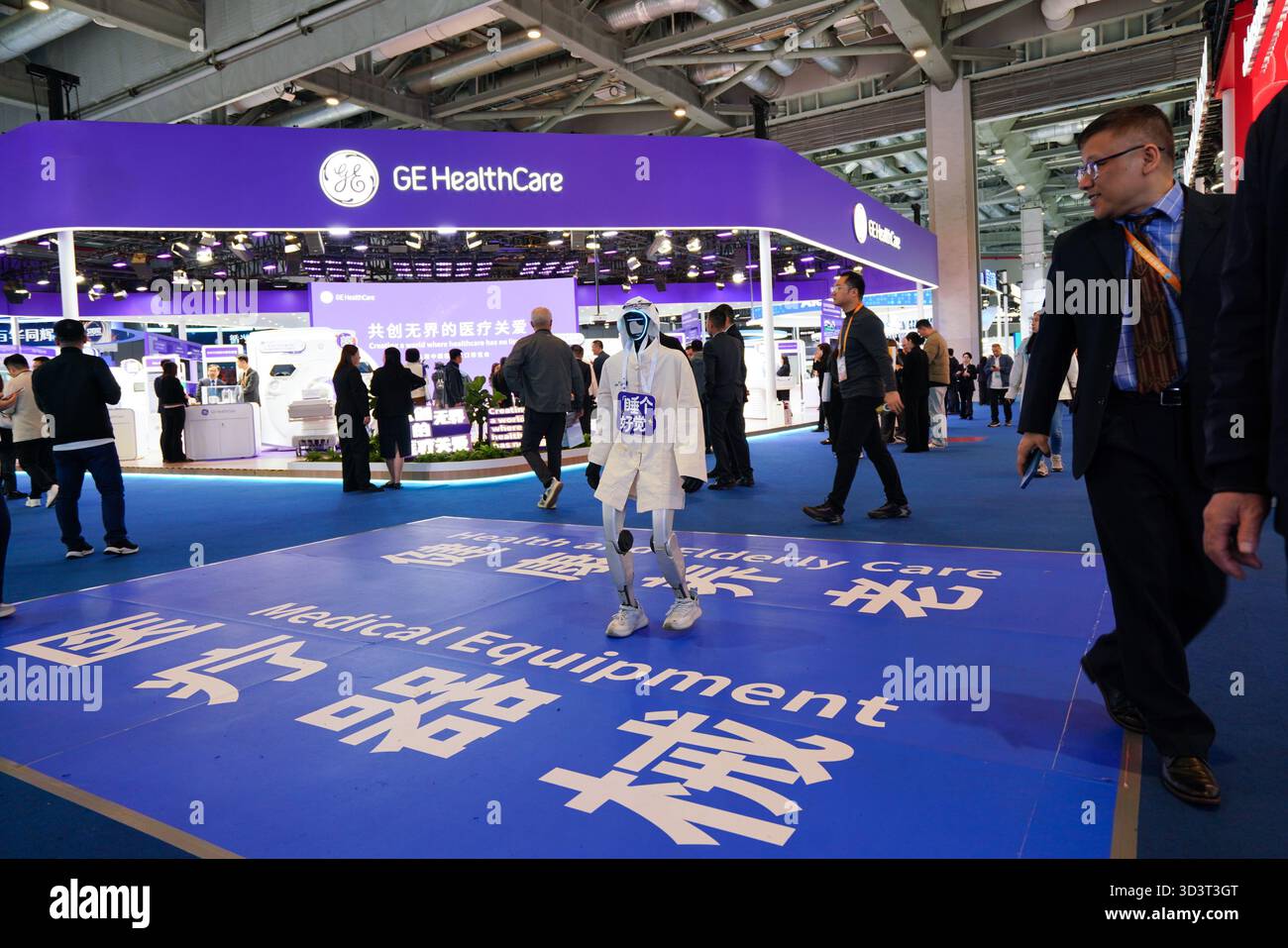 (251107) -- SHANGHAI, 7 novembre 2025 (Xinhua) -- questa foto mostra l'area espositiva Medical Equipment & Healthcare Products durante l'ottava China International Import Expo (CIIE) nella zona orientale di Shanghai, 7 novembre 2025. All'ottavo CIIE, una gamma di prodotti e servizi per la salute per gli anziani è stata presentata in diverse aree espositive. Le esposizioni riguardavano diversi settori, come gli ausili per la riabilitazione, i prodotti adatti agli anziani e il ripristino del sonno, con l'obiettivo di soddisfare le esigenze pratiche della popolazione anziana. (Xinhua/fan Yuqing) Foto Stock