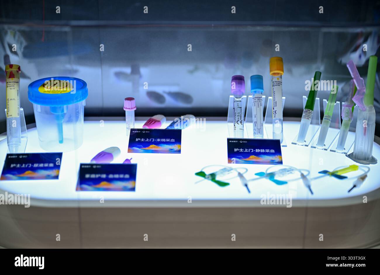 (251107) -- SHANGHAI, 7 novembre 2025 (Xinhua) -- questa foto mostra i tubi per la raccolta del sangue per l'assistenza domiciliare degli anziani presso l'area espositiva Medical Equipment & Healthcare Products durante l'ottava China International Import Expo (CIIE) a Shanghai, 7 novembre 2025. All'ottavo CIIE, una gamma di prodotti e servizi per la salute per gli anziani è stata presentata in diverse aree espositive. Le esposizioni riguardavano diversi settori, come gli ausili per la riabilitazione, i prodotti adatti agli anziani e il ripristino del sonno, con l'obiettivo di soddisfare le esigenze pratiche della popolazione anziana. (Xinhua/Cai Xiangxin) Foto Stock