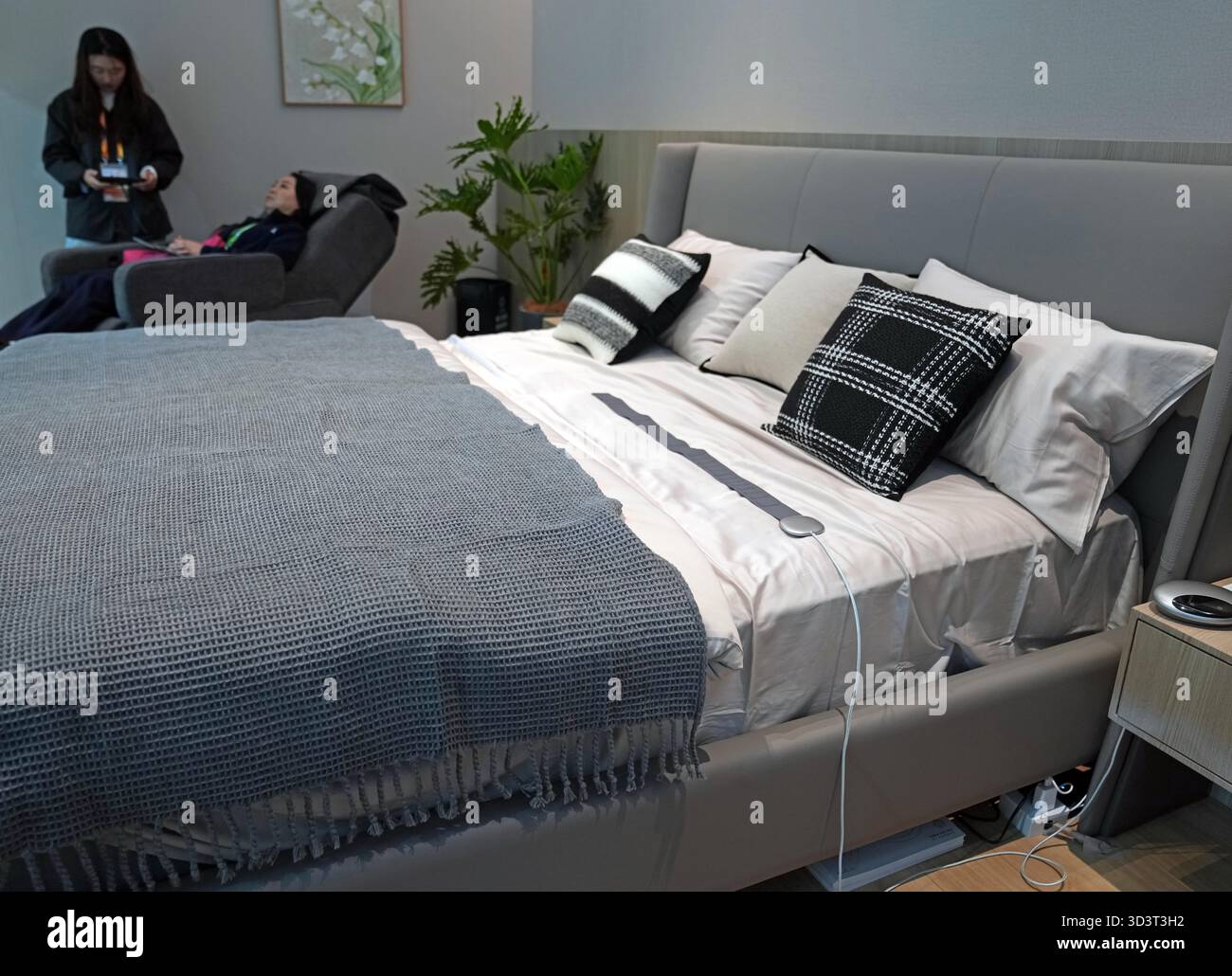 (251107) -- SHANGHAI, 7 novembre 2025 (Xinhua) -- Un sistema di camere intelligenti progettato per gli anziani è esposto presso l'area Consumer Goods Exhibition durante l'ottava China International Import Expo (CIIE) a Shanghai, nella Cina orientale, 7 novembre 2025. All'ottavo CIIE, una gamma di prodotti e servizi per la salute per gli anziani è stata presentata in diverse aree espositive. Le esposizioni riguardavano diversi settori, come gli ausili per la riabilitazione, i prodotti adatti agli anziani e il ripristino del sonno, con l'obiettivo di soddisfare le esigenze pratiche della popolazione anziana. (Xinhua/Liu Ying) Foto Stock