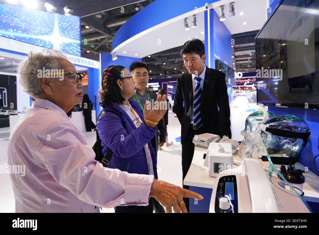 (251107) -- SHANGHAI, 7 novembre 2025 (Xinhua) -- Un visitatore viene a conoscenza di un dispositivo continuo di terapia a pressione positiva delle vie aeree presso l'area espositiva Medical Equipment & Healthcare Products durante l'ottava China International Import Expo (CIIE) a Shanghai, nella Cina orientale, 7 novembre 2025. All'ottavo CIIE, una gamma di prodotti e servizi per la salute per gli anziani è stata presentata in diverse aree espositive. Le esposizioni riguardavano diversi settori, come gli ausili per la riabilitazione, i prodotti adatti agli anziani e il ripristino del sonno, con l'obiettivo di soddisfare le esigenze pratiche della popolazione anziana. (Xinhua/fan Yuq Foto Stock