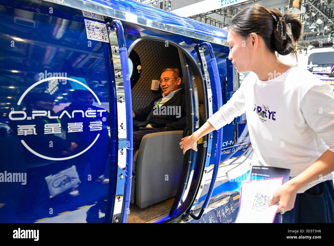 (251107) -- SHANGHAI, 7 novembre 2025 (Xinhua) -- Un visitatore sperimenta una camera ad alto ossigeno per uso domestico progettata per gli anziani presso l'area espositiva Medical Equipment & Healthcare Products durante l'ottava China International Import Expo (CIIE) nella zona orientale di Shanghai, 7 novembre 2025. All'ottavo CIIE, una gamma di prodotti e servizi per la salute per gli anziani è stata presentata in diverse aree espositive. Le esposizioni riguardavano diversi settori, come gli ausili per la riabilitazione, i prodotti adatti agli anziani e il ripristino del sonno, con l'obiettivo di soddisfare le esigenze pratiche della popolazione anziana. (Xinhua/Cai X Foto Stock