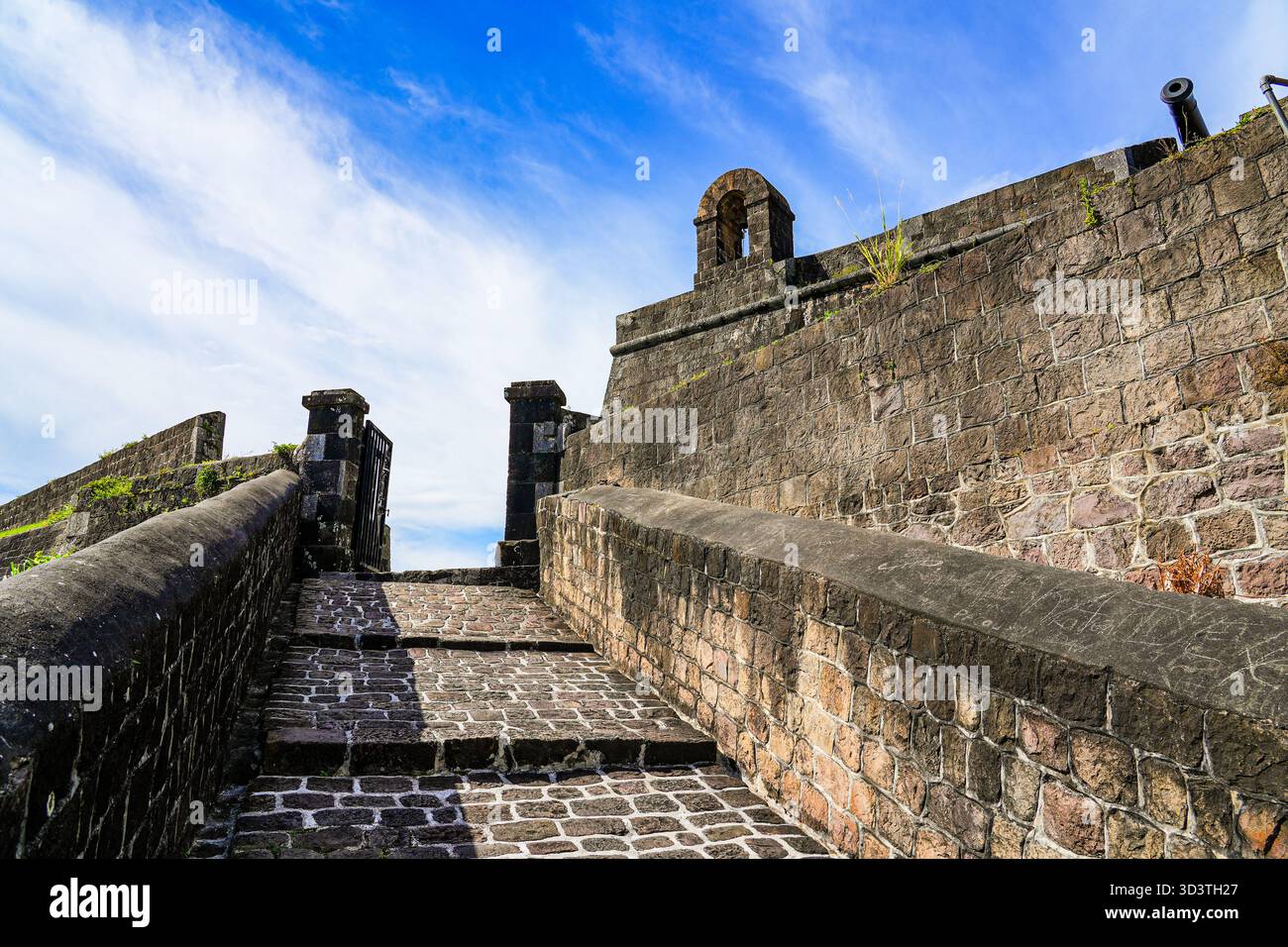 Rampa che conduce alla cittadella della fortezza di Brimstone Hill, patrimonio dell'umanità dell'UNESCO, a St. Kitts, nei Caraibi Foto Stock