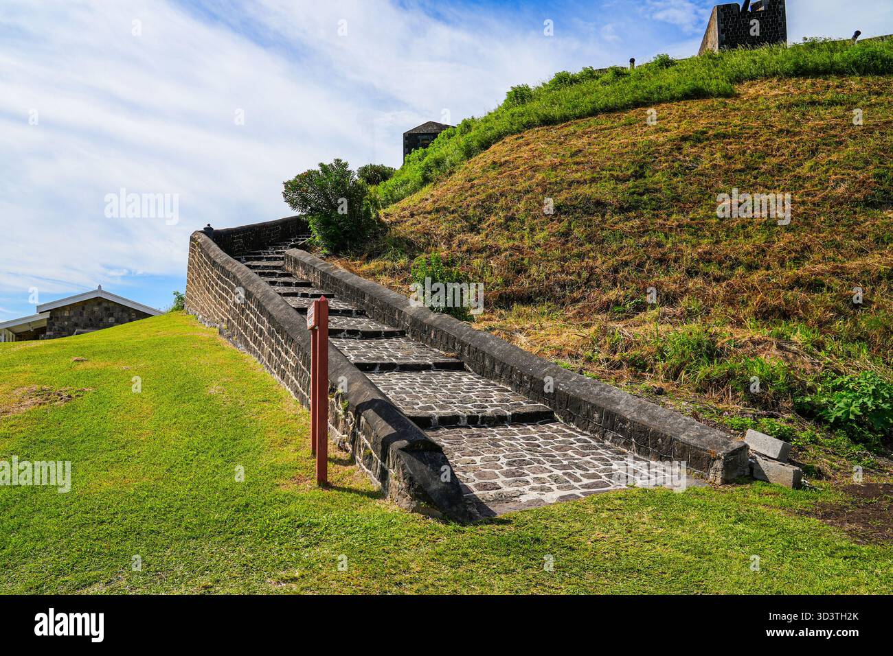 Rampa che conduce alla cittadella della fortezza di Brimstone Hill, patrimonio dell'umanità dell'UNESCO, a St. Kitts, nei Caraibi Foto Stock