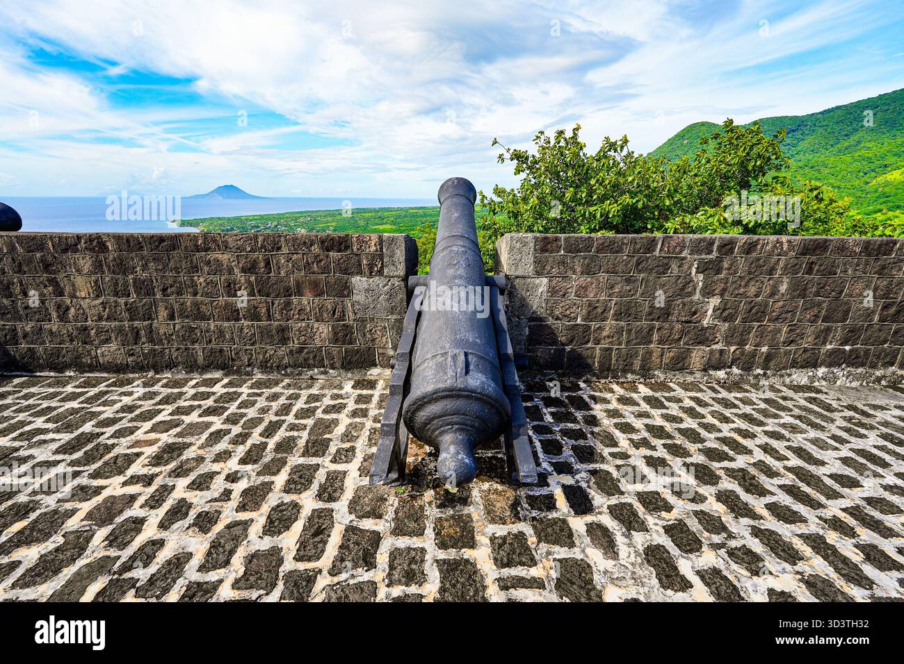 Batteria di cannoni nella cittadella della fortezza di Brimstone Hill, patrimonio dell'umanità dell'UNESCO a Saint Kitts, nei Caraibi Foto Stock