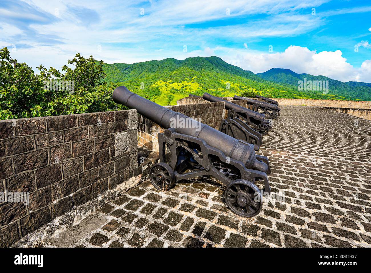 Batteria di cannoni nella cittadella della fortezza di Brimstone Hill, patrimonio dell'umanità dell'UNESCO a Saint Kitts, nei Caraibi Foto Stock