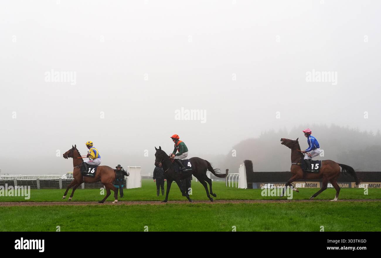 I corridori e i piloti si posizioneranno davanti all'ostacolo Oddschecker handicap all'ippodromo di Exeter. Data foto: Venerdì 7 novembre 2025. Foto Stock