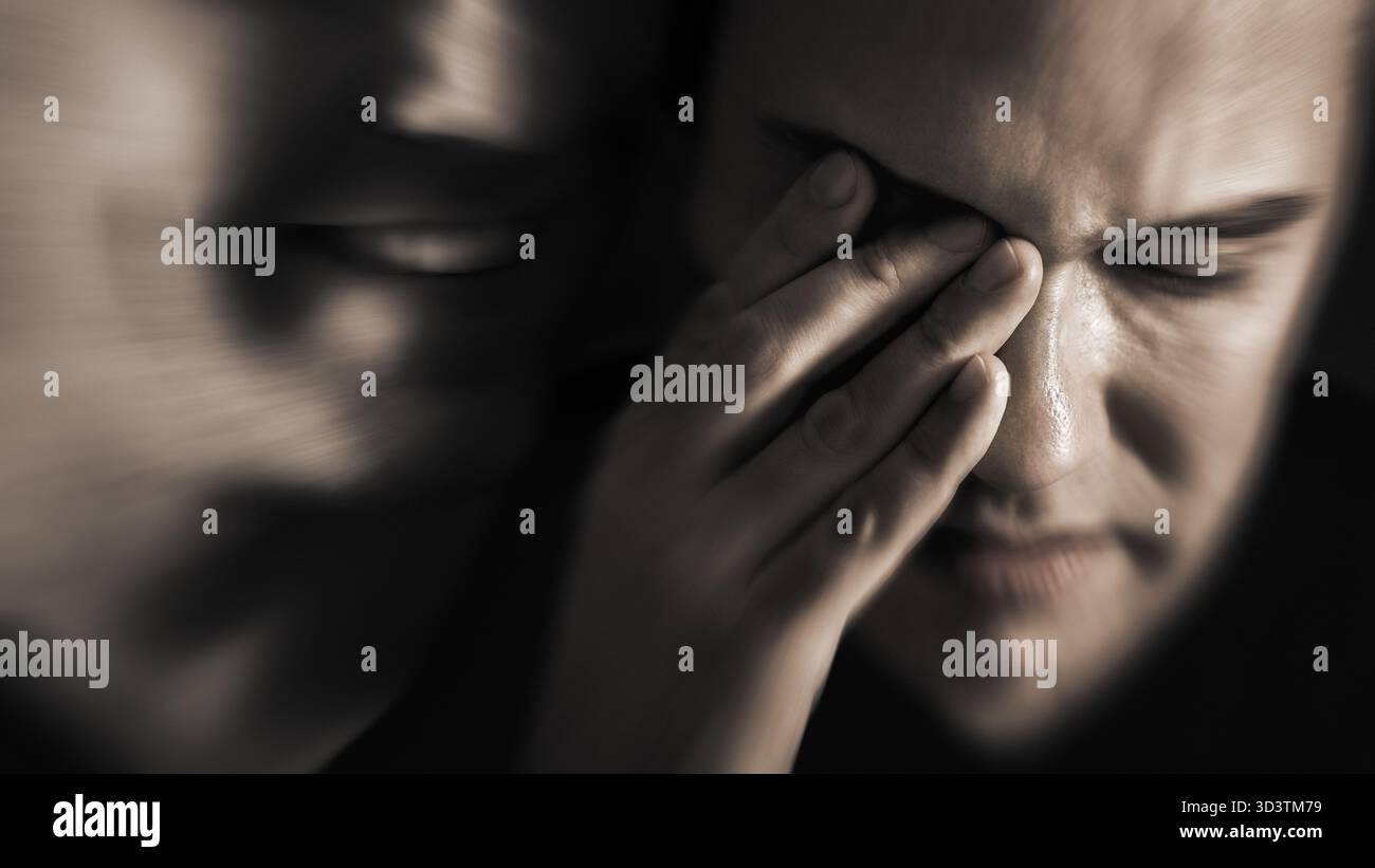 Disturbo bipolare, schizofrenia o PTSD. Trauma o ansia. Personalità ai limiti depressa. Depressione e cambiamento d'umore di un uomo. Salute mentale. Foto Stock