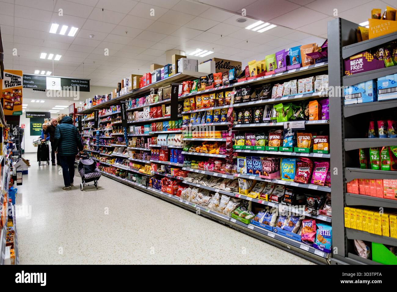 Londra Regno Unito, 06 novembre 2025, People Shopping in A Supermarket Broowsing the Stock on Shelves Foto Stock