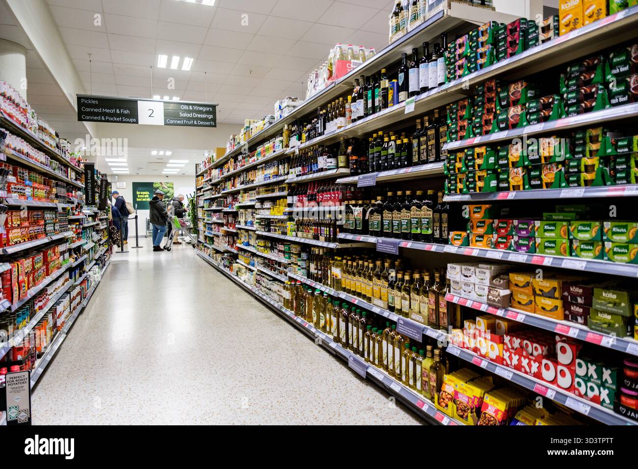 Londra Regno Unito, 06 novembre 2025, Selezione di Senior male Shoppers Sfoglia il Supermarkey Food Stock Foto Stock