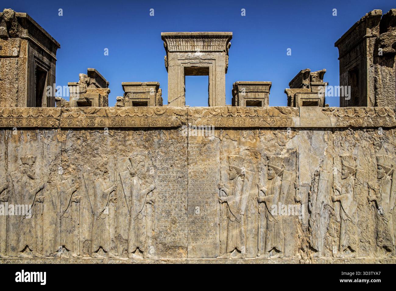 Soldati di cera persiani sui gradini occidentali del Palazzo Dario con scrittura cuneiforme, Persepoli Foto Stock