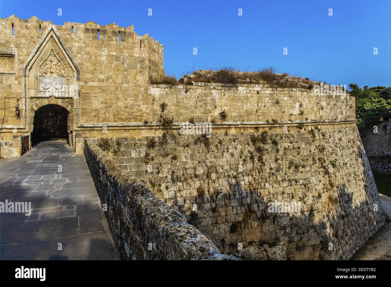 Porta di San Giovanni, mura della città spesse fino a 12 metri con porte che racchiudono l'intera città vecchia, la città di Rodi Foto Stock