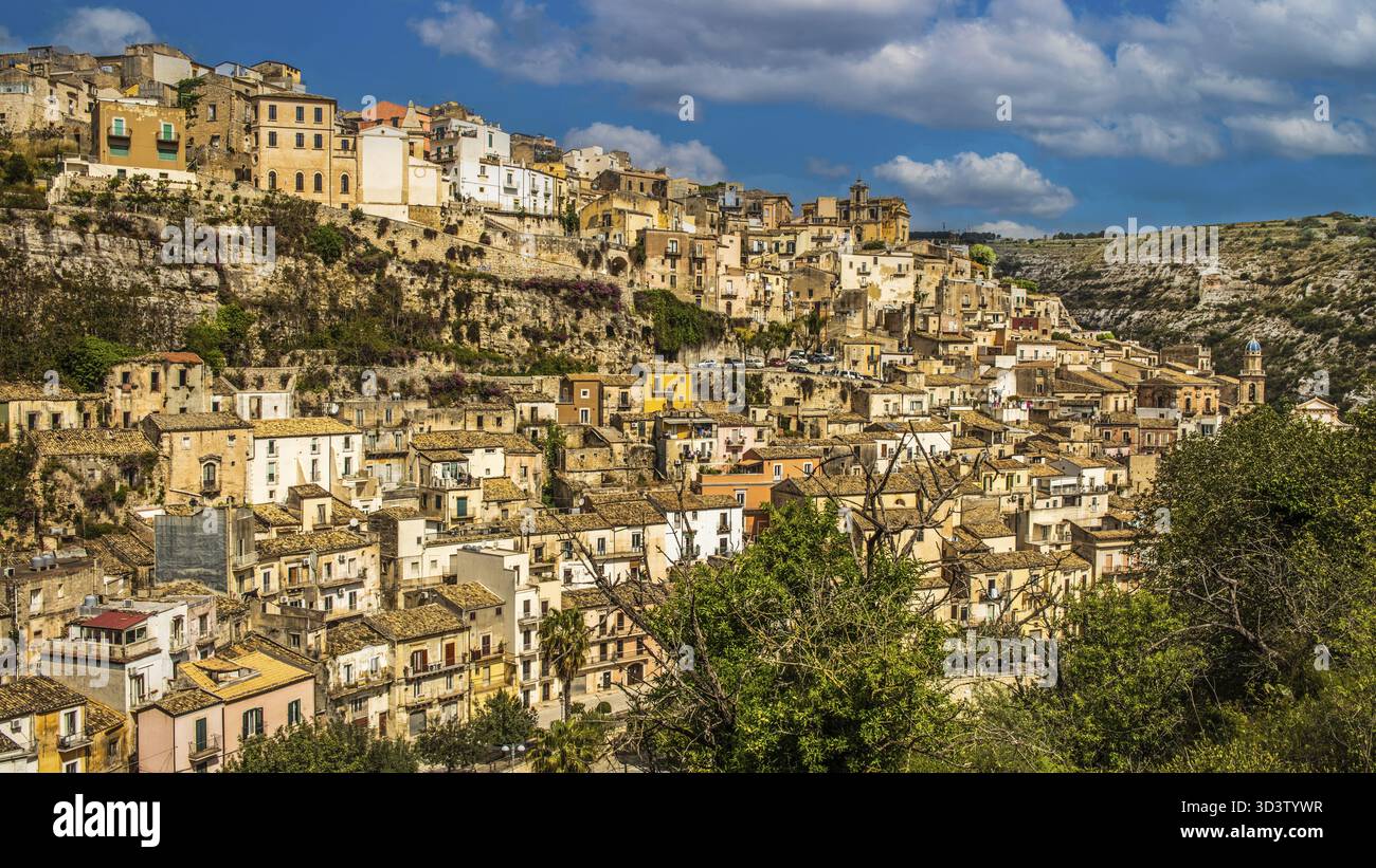 Panorama, miscela di case, città barocca di Ragusa, Sicilia, Ragusa, Sicilia, Italia Foto Stock