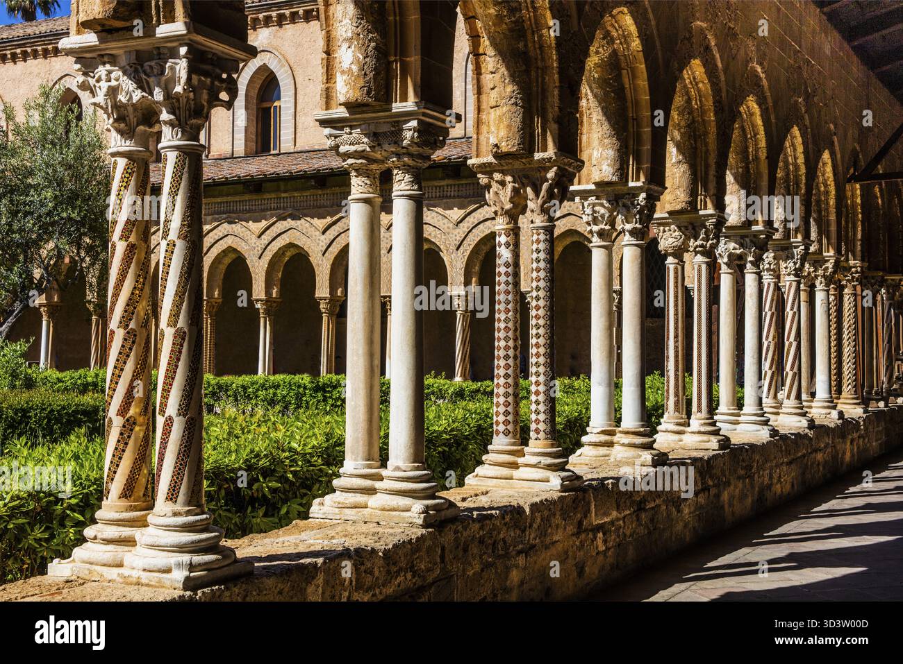 Chiostro con 228 colonne doppie diversamente progettate, capitelli con rilievi della Bibbia o rappresentazioni simboliche cristiane e islamiche, Monreale Foto Stock