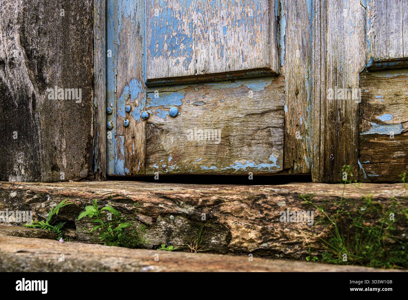 Dettagli di un'antica porta barocca in legno, intemprata dal tempo, nella città di Ouro Preto, Ouro Preto, Minas Gerais, Brasile Foto Stock