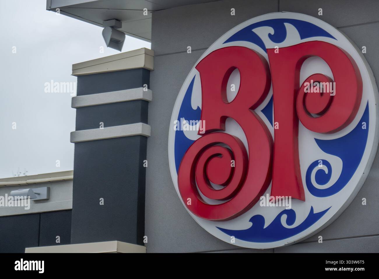 Calgary, Alberta, Canada. 5 giugno 2025. L'iconico logo circolare Boston Pizza, con le audaci lettere BP rosse su un vortice bianco e blu, adorna il bullo Foto Stock