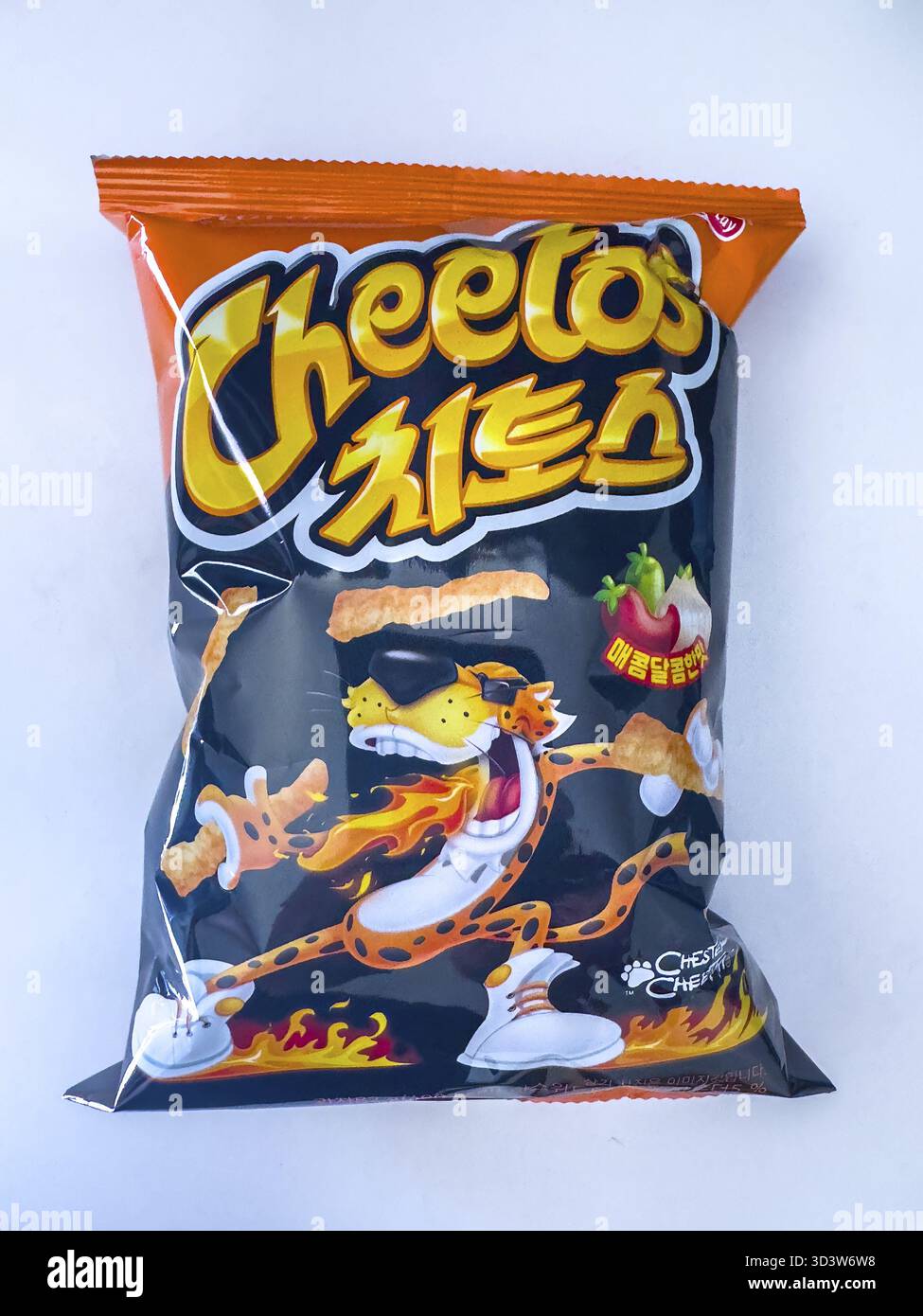 Calgary, Alberta, Canada. 5 giugno 2025. Una borsa arancione di Cheetos, con chester Cheetah e scritta coreana, mette in risalto un dolce internazionale e una Foto Stock