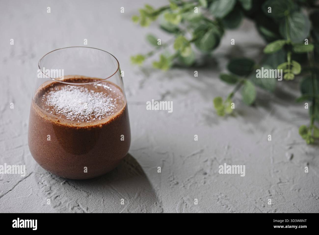 Cibo, frullato di cioccolato con scaglie di cocco Foto Stock