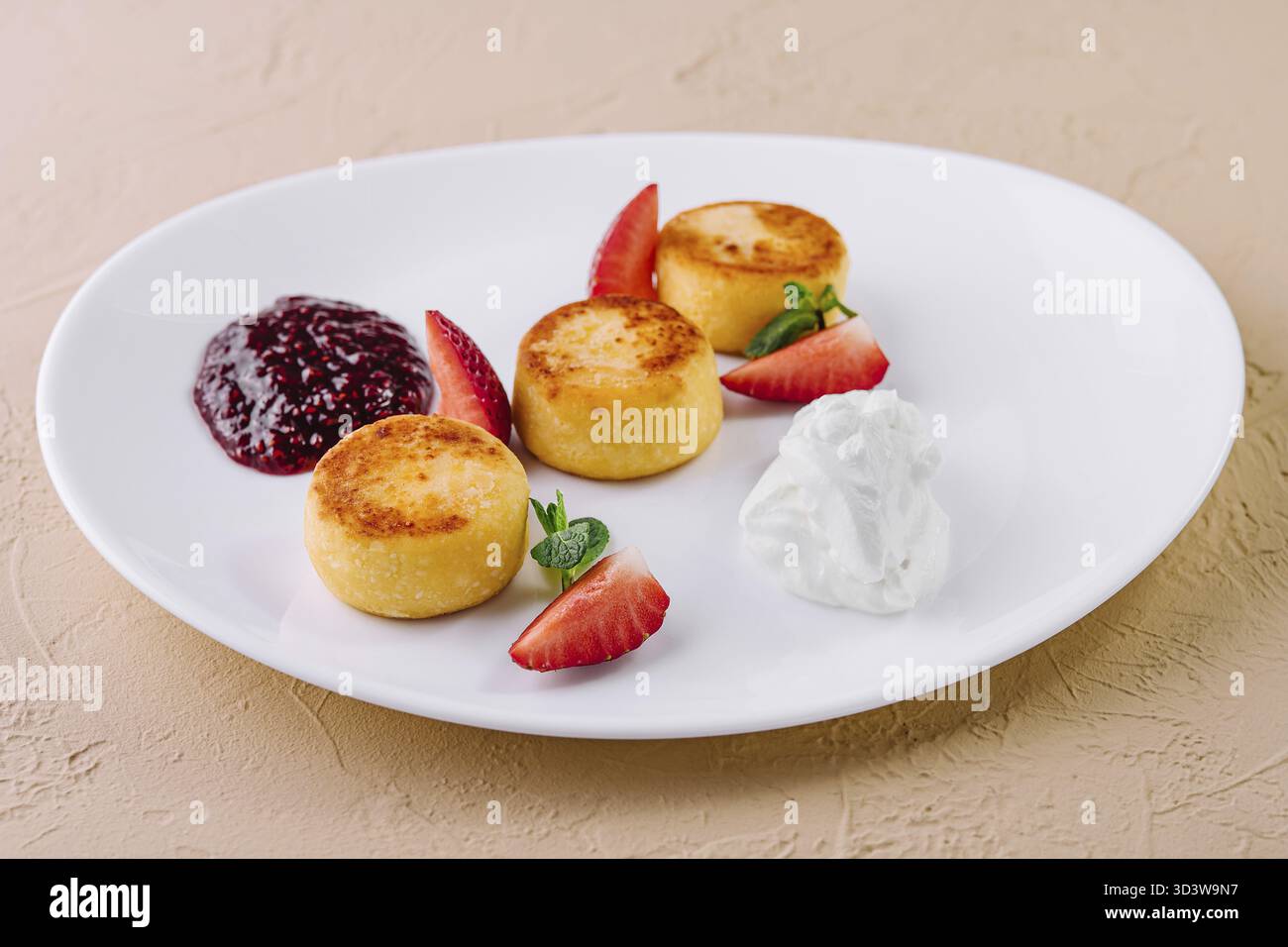 Cibo, frittelle di formaggio cottage con fragole Foto Stock