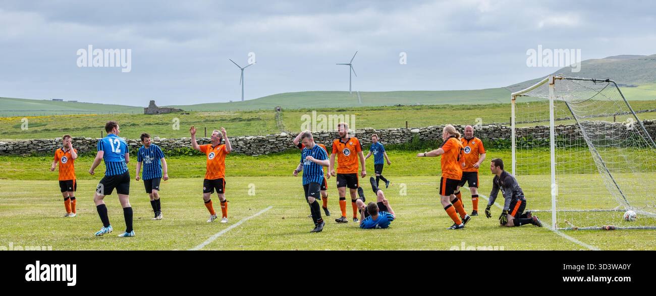 La squadra di calcio amatoriale dei Papay gioca contro Sanday nella Orkney Amateur Football Association League (Orcadian Parish Cup), Pierowall, Westray, Scozia, Regno Unito Foto Stock