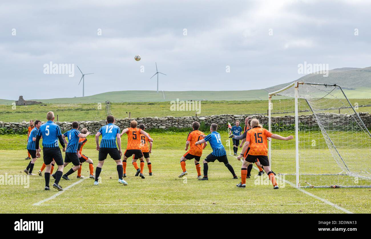 La squadra di calcio amatoriale dei Papay gioca contro Sanday nella Orkney Amateur Football Association League (Orcadian Parish Cup), Pierowall, Westray, Scozia, Regno Unito Foto Stock